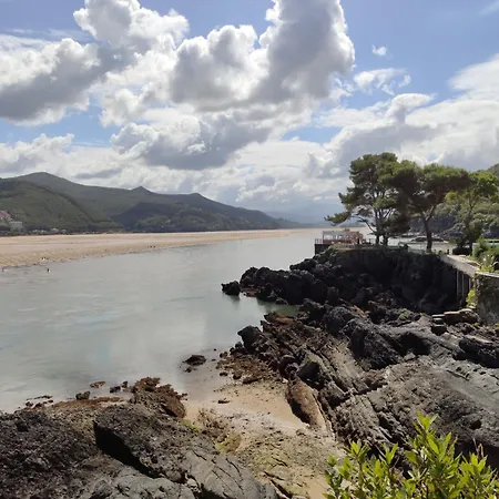 El Mirador Panorámico De Mundaka, Con Cuna Y Garaje