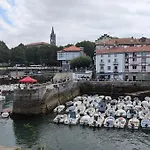 El Mirador Panoramico De Mundaka, Con Cuna Y Garaje מונדקה