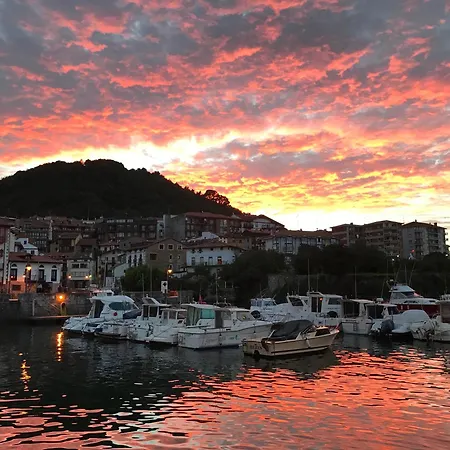 El Mirador Panoramico De Mundaka, Con Cuna Y Garaje