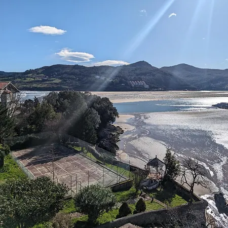 El Mirador Panoramico De Mundaka, Con Cuna Y Garaje * ムンダカ